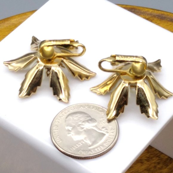 Vintage Emmons Flower Earrings, Gold Tone and White Floral Clip Ons with Pearl - Picture 4 of 4